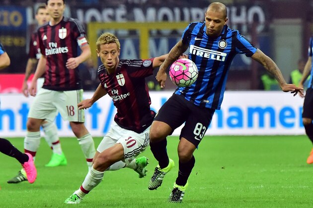 AC Milan's Japanese midfielder Keisuke Honda (L) challenges Inter Milan's Brazilian midfielder Felipe Melo during the Serie A football match between Inter Milan and AC Milan at San Siro Stadium in Milan on September 13, 2015 . AFP PHOTO / GIUSEPPE CACACE        (Photo credit should read GIUSEPPE CACACE/AFP/Getty Images)