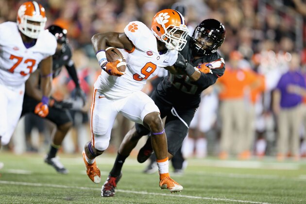 LOUISVILLE, KY - SEPTEMBER 17:  Wayne Gallman #9 of the Clemson Tigers runs with the ball during the game against the Louisville Cardinals at Papa John's Cardinal Stadium on September 17, 2015 in Louisville, Kentucky.  (Photo by Andy Lyons/Getty Images)