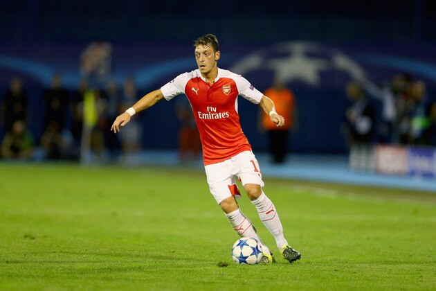 ZAGREB, CROATIA - SEPTEMBER 16:  Mesut Oezil of Londons runs with the ball during the UEFA Champions League Group F match between Dinamo Zagreb and Arsenal at Maksimir Stadium on September 16, 2015 in Zagreb, Croatia.  (Photo by Alexander Hassenstein/Getty Images)
