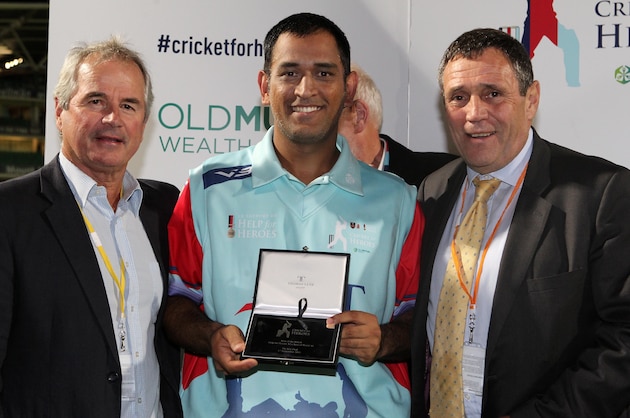 LONDON, ENGLAND - SEPTEMBER 17:  Allan Lamb and man of the match MS Dhoni after the Cricket for Heroes charity match at The Kia Oval on September 17, 2015 in London, England.  (Photo by Sarah Ansell/Getty Images)