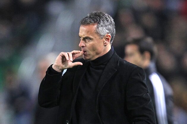 Elche's coach Fran Escriba gesture during a Spanish La Liga soccer match against Real Madrid at the Manuel Martinez Valero stadium in Elche, Spain, on Sunday, Feb. 22, 2015.(AP Photo/Alberto Saiz) Elche's coach Fran Escriba gesture during a Spanish La Liga soccer match against Real Madrid at the Manuel Martinez Valero stadium in Elche, Spain, on Sunday, Feb. 22, 2015.(AP Photo/Alberto Saiz)