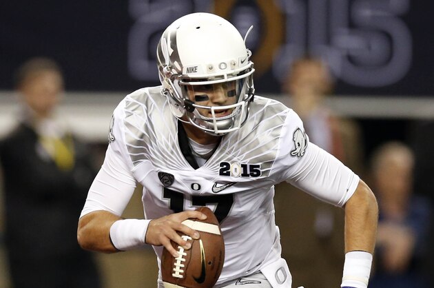Jan 12, 2015; Arlington, TX, USA; Oregon Ducks quarterback Jeff Lockie (17) looks to pass against the Ohio State Buckeyes in the fourth quarter in the 2015 CFP National Championship Game at AT&T Stadium. Mandatory Credit: Matthew Emmons-USA TODAY Sports