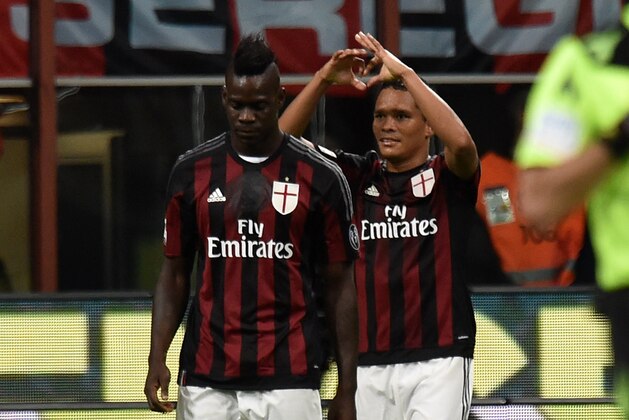 MILAN, ITALY - SEPTEMBER 19:  Carlos Bacca of Milan celebrates after scoring his team's third goal during the Serie A match between AC Milan and US Citta di Palermo at Stadio Giuseppe Meazza on September 19, 2015 in Milan, Italy.  (Photo by Tullio M. Puglia/Getty Images)