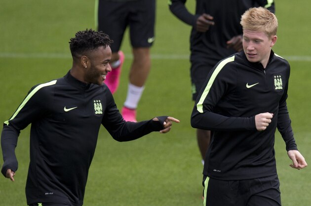 Manchester City's English midfielder Raheem Sterling (L) and Manchester City's Belgian midfielder Kevin De Bruyne (R) take part in a training session at the club's 'City Football Academy' training facility in Manchester, north west England on September 14, 2015, ahead of their UEFA Champions League droup D football match against Juventus. AFP PHOTO / OLI SCARFF        (Photo credit should read OLI SCARFF/AFP/Getty Images)