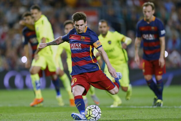 FC Barcelona's Lionel Messi scores a penalty during a Spanish La Liga soccer match against Levante at the Camp Nou stadium in Barcelona, Spain, Sunday, Sept. 20, 2015. (AP Photo/Manu Fernandez)