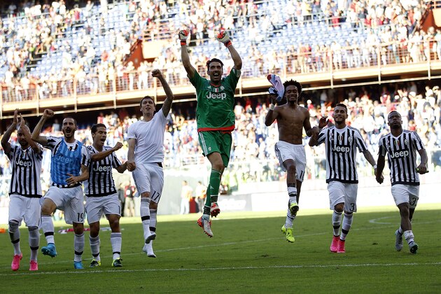 GENOA, ITALY - SEPTEMBER 20: Players of Juventus FC celebrates the victory after the Serie A match between Genoa CFC and Juventus FC at Stadio Luigi Ferraris on September 20, 2015 in Genoa, Italy.  (Photo by Gabriele Maltinti/Getty Images)