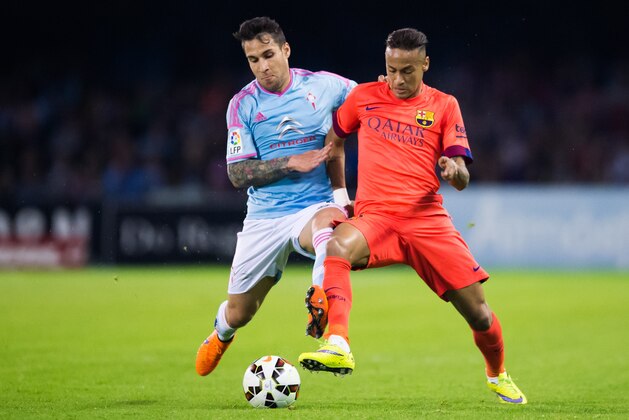 VIGO, SPAIN - APRIL 05:  Neymar Santos Jr of FC Barcelona fights for the ball with Hugo Mallo of Celta Vigo during the La Liga match between Celta Vigo and FC Barcelona at Estadio Balaidos on April 5, 2015 in Vigo, Spain.  (Photo by Alex Caparros/Getty Images)