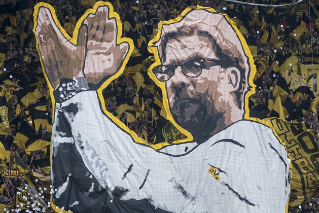 supporters of Borussia Dortmund thank coach Jurgen Klopp of Borussia Dortmund during the Bundesliga match between Borussia Dortmund and Werder Bremen on May 23, 2015 at the Signal Iduna Park in Dortmund, Germany.(Photo by VI Images via Getty Images)