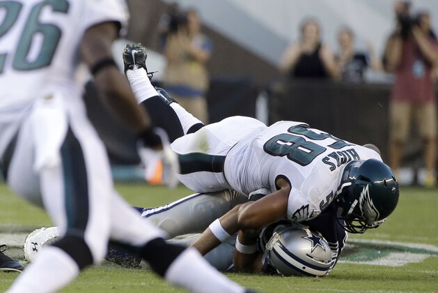 Jordan Hicks, de los Eagles de Filadelfia, le fractura un hombro a Tony Romo, de los Cowboys de Dallas, durante el partido realizado el domingo 20 de septiembre de 2015 (AP Foto/Matt Rourke)
