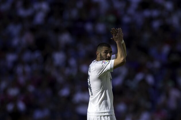 MADRID, SPAIN - SEPTEMBER 19: Karim Benzema of Real Madrid CF claps to the audience as he leaves the pitch during the La Liga match between Real Madrid CF and Granada CF at Estadio Santiago Bernabeu on September 19, 2015 in Madrid, Spain.  (Photo by Gonzalo Arroyo Moreno/Getty Images)