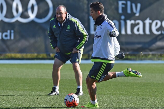 Real Madrid's coach Rafa Benitez (L) watches forward Cristiano Ronaldo (R) during a team training session during the International Champions Cup tournament in Melbourne on July 20, 2015. AFP PHOTO / Paul CROCK -- IMAGE RESTRICTED TO EDITORIAL USE - STRICTLY NO COMMERCIAL USE        (Photo credit should read PAUL CROCK/AFP/Getty Images)