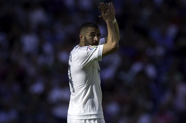 MADRID, SPAIN - SEPTEMBER 19: Karim Benzema of Real Madrid CF claps to the audience as he leaves the pitch during the La Liga match between Real Madrid CF and Granada CF at Estadio Santiago Bernabeu on September 19, 2015 in Madrid, Spain.  (Photo by Gonzalo Arroyo Moreno/Getty Images)