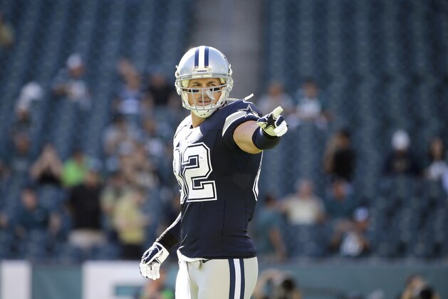 Dallas Cowboys' Jason Witten warms up before an NFL football game against the Philadelphia Eagles, Sunday, Sept. 20, 2015, in Philadelphia. (AP Photo/Matt Rourke)