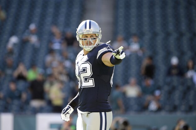 Dallas Cowboys' Jason Witten warms up before an NFL football game against the Philadelphia Eagles, Sunday, Sept. 20, 2015, in Philadelphia. (AP Photo/Matt Rourke)
