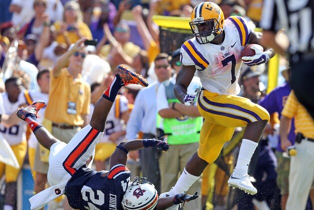 BATON ROUGE, LA - SEPTEMBER 19:  Leonard Fournette #7 of the Louisiana State University Tigers runs against Blake Countess #24 of the Auburn University Tigers at Tiger Stadium on September 19, 2015 in Baton Rouge, Louisiana.  The LSU Tigers the Auburn Tigers 45-21.  (Photo by Layne Murdoch/Getty Images)