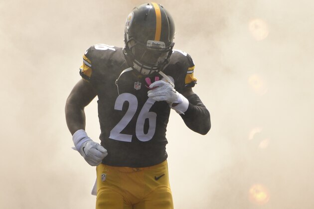 Pittsburgh Steelers running back Le'Veon Bell (26) makes his entrance before the NFL preseason football game between the Pittsburgh Steelers and the Green Bay Packers, Sunday, Aug. 23, 2015 in Pittsburgh. (AP Photo/Don Wright)
