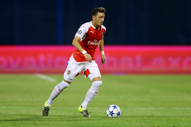 ZAGREB, CROATIA - SEPTEMBER 16:  Mesut Oezil of Londons runs with the ball during the UEFA Champions League Group F match between Dinamo Zagreb and Arsenal at Maksimir Stadium on September 16, 2015 in Zagreb, Croatia.  (Photo by Alexander Hassenstein/Getty Images)
