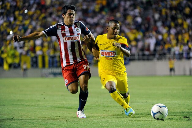 Chivas's Michael Pérez (29) and Club America's Gil Cordero  chase down the ball during the second half of the El Super Clasico soccer match on Wednesday, July 3, 2013 in Las Vegas. Chivas's won 1-0. (AP Photo/David Becker)