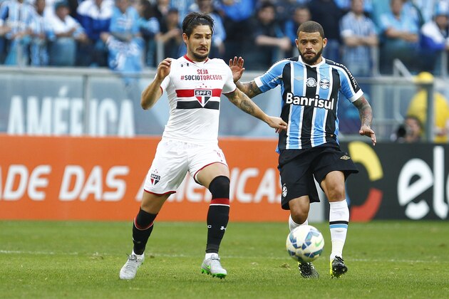 PORTO ALEGRE, BRAZIL - SEPTEMBER 13: Edinho of Gremio battles for the ball against Alexandre Pato of Sao Paulo during the match Gremio v Sao Paulo as part of Brasileirao Series A 2015, at Arena do Gremio  on September 13, 2015 in Porto Alegre, Brazil. (Photo by Lucas Uebel/Getty Images)
