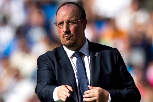 MADRID, SPAIN - SEPTEMBER 19:  Head coach Rafael Benitez of Real Madrid CF gives instructions during the La Liga match between Real Madrid CF and Granada CF at Estadio Santiago Bernabeu on September 19, 2015 in Madrid, Spain.  (Photo by Gonzalo Arroyo Moreno/Getty Images)