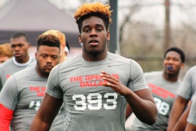 Houston 4-star defensive end Isaiah Chambers committed to TCU on Friday. Chambers became TCU's 16th commit in the 2016 class.