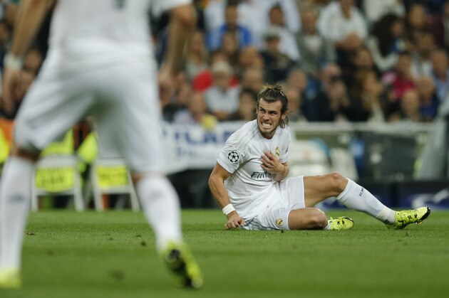 Real Madrid's Gareth Bale grimaces in pain after he injured during a Group A Champions League soccer match between Real Madrid and Shakhtar Donetsk at the Santiago Bernabeu stadium in Madrid, Spain, Tuesday, Sept. 15, 2015. (AP Photo/Paul White)