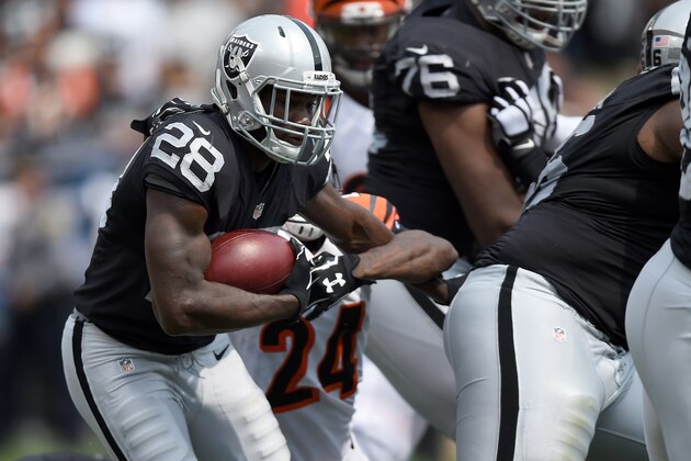 OAKLAND, CA - SEPTEMBER 13:  Latavius Murray #28 of the Oakland Raiders carries the ball against the Cincinnati Bengals during their NFL game at the O.co Coliseum on September 13, 2015 in Oakland, California.  (Photo by Thearon W. Henderson/Getty Images)