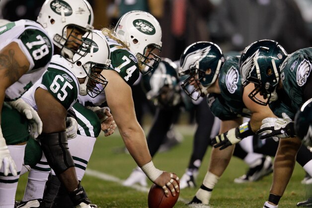 PHILADELPHIA, PA - DECEMBER 18: Nick Mangold #74 of the New York Jets prepares to snap the ball against the Philadelphia Eagles at Lincoln Financial Field on December 18, 2011 in Philadelphia, Pennsylvania.  (Photo by Rob Carr/Getty Images)