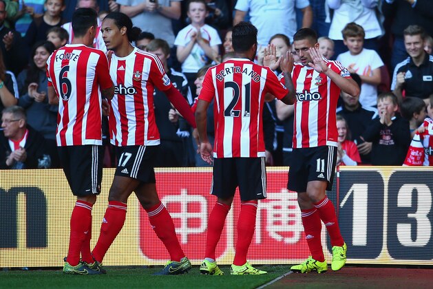 SOUTHAMPTON, ENGLAND - SEPTEMBER 26:  Dusan Tadic (R) of Southampton celebrates scoring his team's second goal with his team mates during the Barclays Premier League match between Southampton and Swansea City at St Mary's Stadium on September 26, 2015 in Southampton, United Kingdom.  (Photo by Jordan Mansfield/Getty Images)