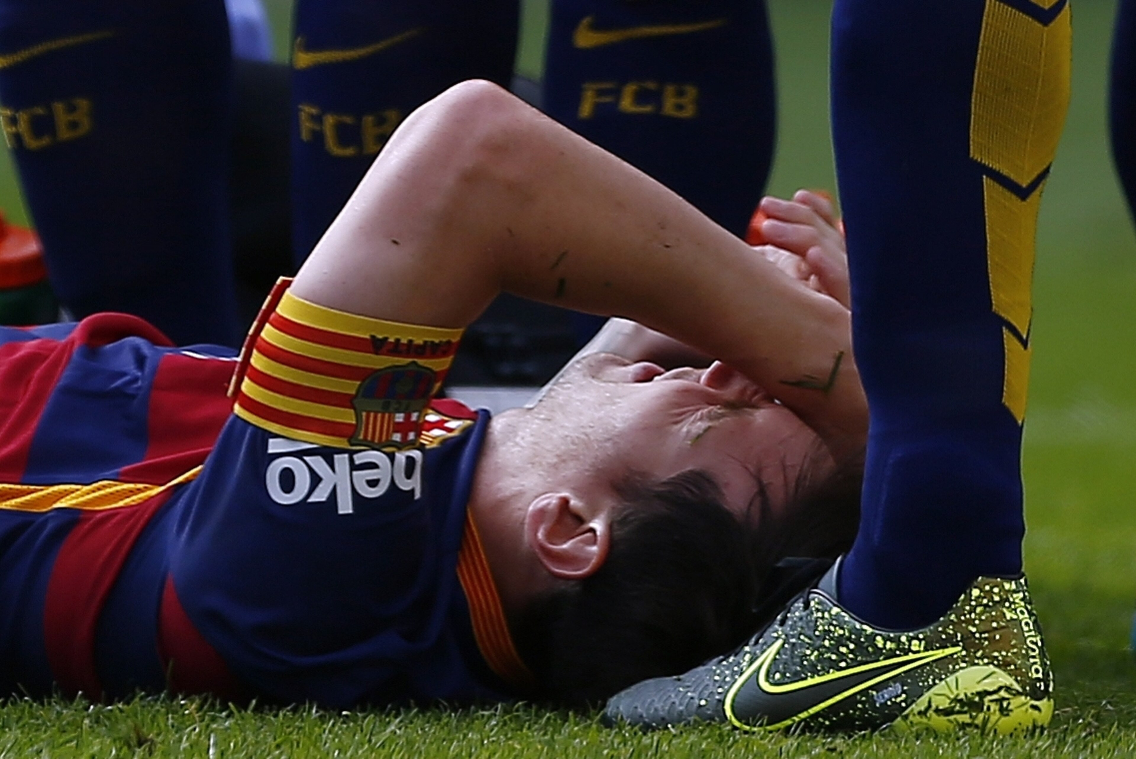 FC Barcelona's Lionel Messi lies on the pitch injured during a Spanish La Liga soccer match against Las Palmas at the Camp Nou stadium in Barcelona, Spain, Saturday, Sept. 26, 2015. (AP Photo/Manu Fernandez)