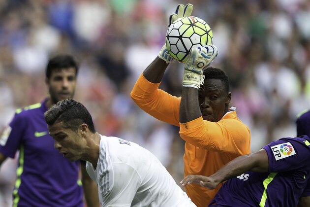 MADRID, SPAIN - SEPTEMBER 26:  goalkeeper Idriss Carlos Kameni (R) of Malaga CF stops the ball against Cristiano Ronaldo (L) of Real Madrid CF during the La Liga match between Real Madrid CF and Malaga CF at Estadio Santiago Bernabeu on September 26, 2015 in Madrid, Spain.  (Photo by Gonzalo Arroyo Moreno/Getty Images)