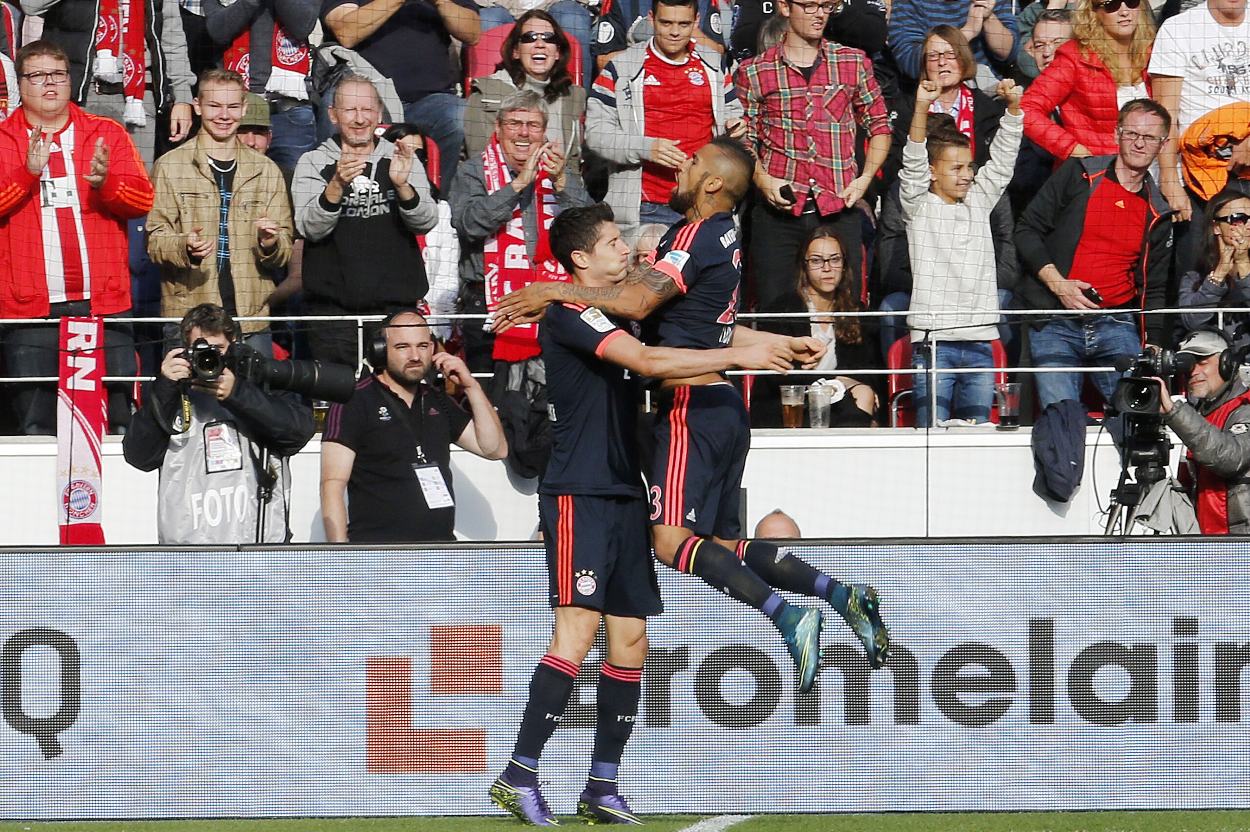 Bayern's Robert Lewandowski, left, and Bayern's Arturo Vidal celebrate their side's second goal during a German Bundesliga soccer match between FSV Mainz 05 and Bayern Munich in Mainz, Germany, Saturday, Sept. 26, 2015. (AP Photo/Michael Probst)