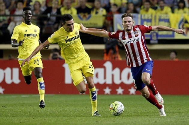 Villarreal's midfielder Bruno Soriano  (L) vies with Atletico Madrid's midfielder Saul Niguez during the Spanish league football match Villarreal CF vs Club Atletico de Madrid at El Madrigal stadium in Villareal on September 26, 2015.  AFP PHOTO / JOSE JORDAN        (Photo credit should read JOSE JORDAN/AFP/Getty Images)