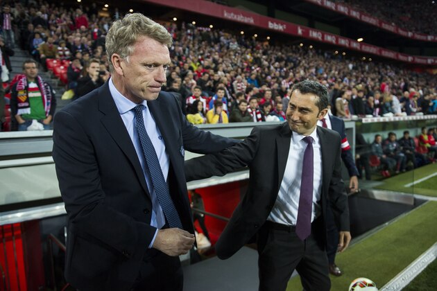 BILBAO, SPAIN - APRIL 28:  Coach Ernesto Valverde of Athletic Club welcomes coach David Moyes (L) of Real Sociedad prior to start the La Liga match between Athletic Club and Real Sociedad at San Mames Stadium on April 28, 2015 in Bilbao, Spain.  (Photo by Juan Manuel Serrano Arce/Getty Images)