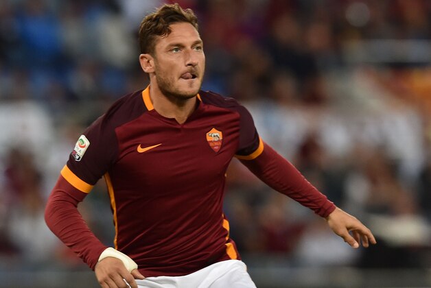 ROME, ITALY - SEPTEMBER 26:  Francesco Totti of AS Roma in action during the Serie A match between AS Roma and Carpi FC at Stadio Olimpico on September 26, 2015 in Rome, Italy.  (Photo by Giuseppe Bellini/Getty Images)