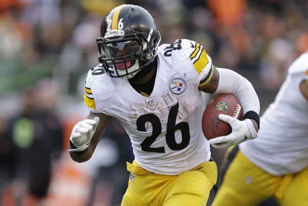 Pittsburgh Steelers running back Le'Veon Bell (26) runs for a 13-yard touchdown during the second half of an NFL football game against the Cincinnati Bengals Sunday, Dec. 7, 2014 in Cincinnati. (AP Photo/Michael Conroy)