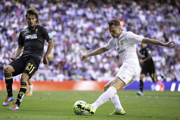 MADRID, SPAIN - SEPTEMBER 19:  Denis Cheryshev (R) of Real Madrid CF competes for the ball with Rene Krhin (L) of Granada CF during the La Liga match between Real Madrid CF and Granada CF at Estadio Santiago Bernabeu on September 19, 2015 in Madrid, Spain.  (Photo by Gonzalo Arroyo Moreno/Getty Images)