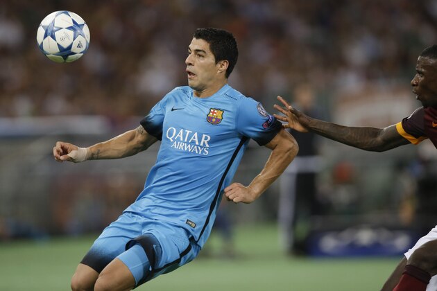 Barcelona's Luis Suarez, challenges for the ball with Roma's Antonio Ruediger during the Champions League Group E soccer match between Roma and Barcelona in Rome's Olympic stadium, Italy, Wednesday, Sept. 16, 2015. (AP Photo/Gregorio Borgia)