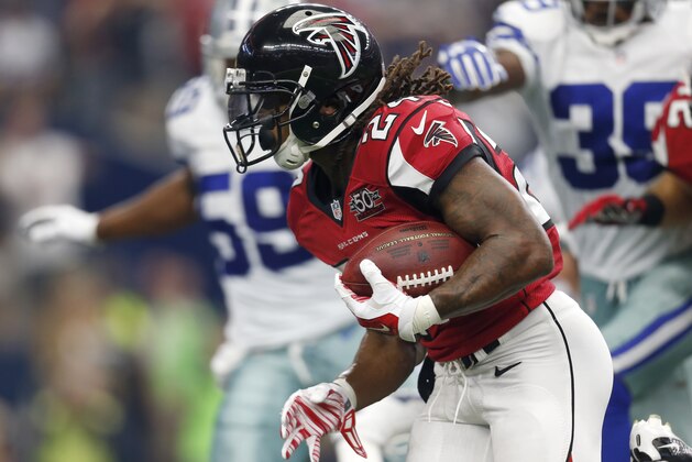 Atlanta Falcons running back Devonta Freeman (24) sprints to the end zone for a touchdown on a running play against the Dallas Cowboys in the first half of an NFL football game on Sunday, Sept. 27, 2015, in Arlington, Texas. (AP Photo/Brandon Wade)