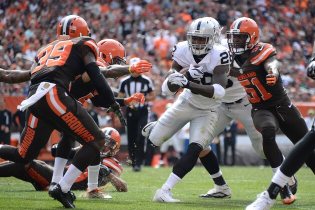 CLEVELAND, OH - SEPTEMBER 27:  Latavius Murray #28 of the Oakland Raiders carries the ball between the defense of Tashaun Gipson #39 and Barkevious Mingo #51 of the Cleveland Browns during the second quarter at FirstEnergy Stadium on September 27, 2015 in Cleveland, Ohio.  (Photo by Jason Miller/Getty Images)