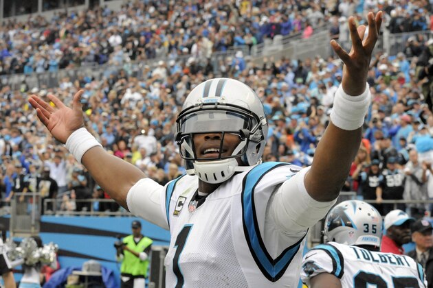 Cam Newton, de los Panthers de Carolina, celebra su touchdown contra los Saints de Nueva Orleáns, el domingo 27 de septiembre de 2015 (AP Foto/Mike McCarn)
