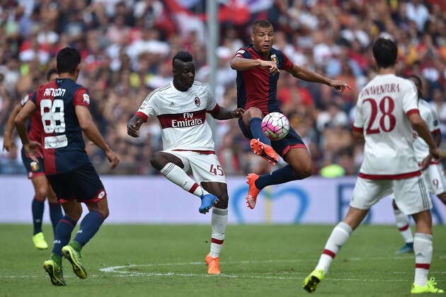 GENOA, ITALY - SEPTEMBER 27:  Sebastien De Maio (R) of Genoa CFC controls the ball against Mario Balotelli of AC Milan during the Serie A match between Genoa CFC and AC Milan at Stadio Luigi Ferraris on September 27, 2015 in Genoa, Italy.  (Photo by Valerio Pennicino/Getty Images)