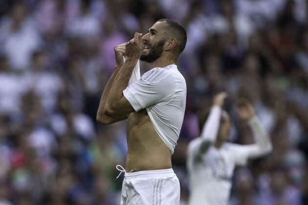 MADRID, SPAIN - SEPTEMBER 26:  Karim Benzema of Real Madrid CF reacts as he fail to score during the La Liga match between Real Madrid CF and Malaga CF at Estadio Santiago Bernabeu on September 26, 2015 in Madrid, Spain.  (Photo by Gonzalo Arroyo Moreno/Getty Images)