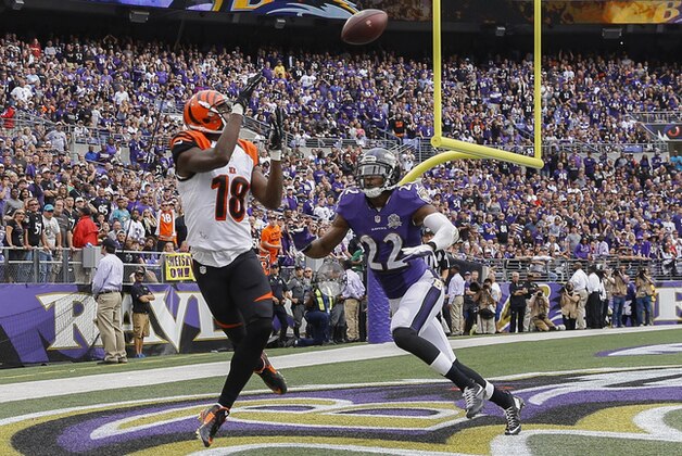 Cincinnati Bengals wide receiver A.J. Green (18) pulls in a pass under pressure from Baltimore Ravens cornerback Jimmy Smith (22) during the second half of an NFL football game in Baltimore, Sunday, Sept. 27, 2015. (AP Photo/Patrick Semansky)