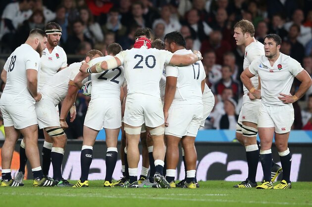 LONDON, ENGLAND - SEPTEMBER 26: England captain Chris Robshaw gather his team together to discuss the option of taking a penalty or going for touch in the final minutes during the 2015 Rugby World Cup Pool A match between England and Wales at Twickenham Stadium on September 26, 2015 in London, United Kingdom.  (Photo by David Rogers/Getty Images)