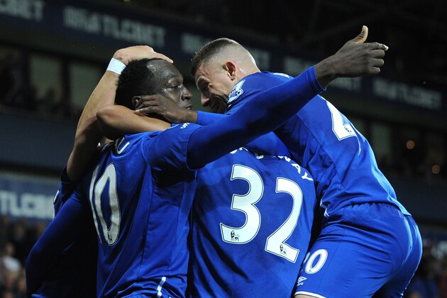 Everton’s Romelu Lukaku, left, celebrates with team mates after scoring against West Brom during the English Premier League soccer match between West Bromwich Albion and Everton at the Hawthorns, West Bromwich, England, Monday, Sept. 28, 2015. (AP Photo/Rui Vieira)