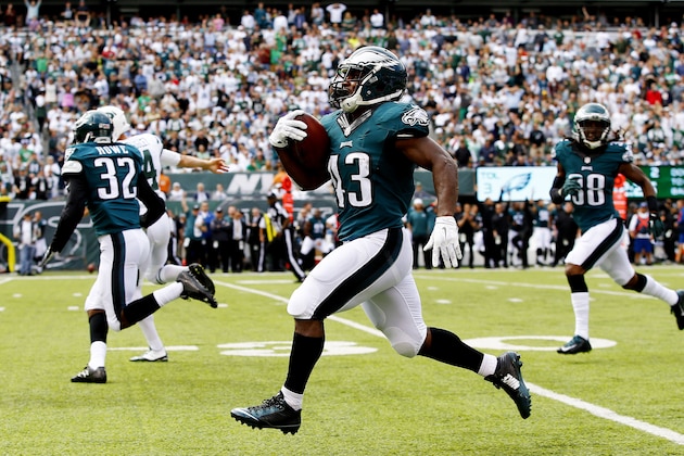 EAST RUTHERFORD, NJ - SEPTEMBER 27:   Darren Sproles #43 of the Philadelphia Eagles returns a punt 89 yards for a touchdown in the second quarter against the New York Jets at MetLife Stadium on September 27, 2015 in East Rutherford, New Jersey.  (Photo by Al Bello/Getty Images)
