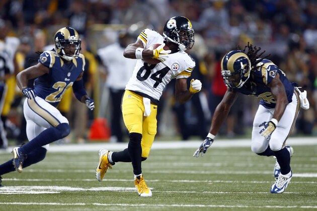 Pittsburgh Steelers wide receiver Antonio Brown, center, catches a pass as St. Louis Rams cornerback Janoris Jenkins, and strong safety Mark Barron defend during the third quarter of an NFL football game Sunday, Sept. 27, 2015, in St. Louis. (AP Photo/Billy Hurst)