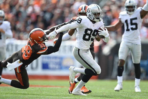 CLEVELAND, OH - SEPTEMBER 27:  Amari Cooper #89 of the Oakland Raiders stiff arms Tashaun Gipson #39 of the Cleveland Browns during the second quarter at FirstEnergy Stadium on September 27, 2015 in Cleveland, Ohio.  (Photo by Jason Miller/Getty Images)