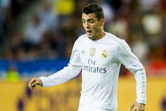 GIJON, SPAIN - AUGUST 23: Mateo Kovacic of Real Madrid controls the ball during the La Liga match between Sporting Gijon and Real Madrid at Estadio El Molinon on August 23, 2015 in Gijon, Spain. (Photo by Juan Manuel Serrano Arce/Getty Images)